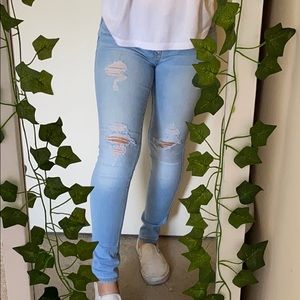 Light Wash Hollister ripped jeans 🤍